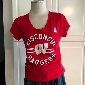 Wisconsin Badgers red v neck tee size L